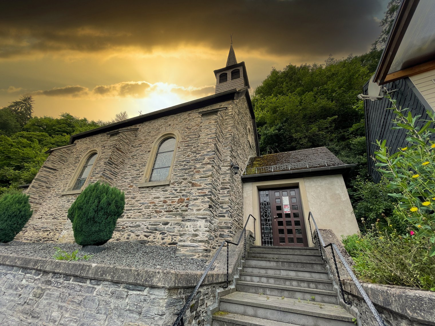 Expositurkirche Maria Himmelfahrt in Kautenbach, Au&szlig;enansicht
