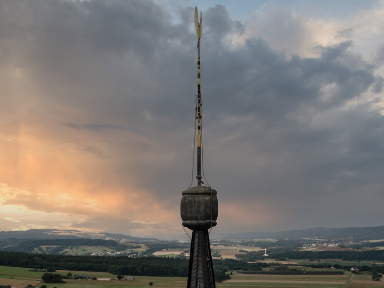 Das Eberhardsf&auml;sschen an der Turmspitze der Wallfahrtskirche Klausen