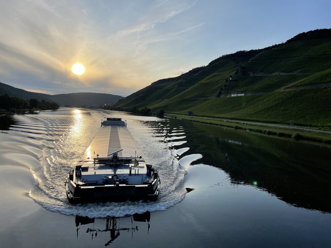 Die Mosel bei Wehlen &ndash; Frachtschiff vor der Wehlener Sonnenuhr