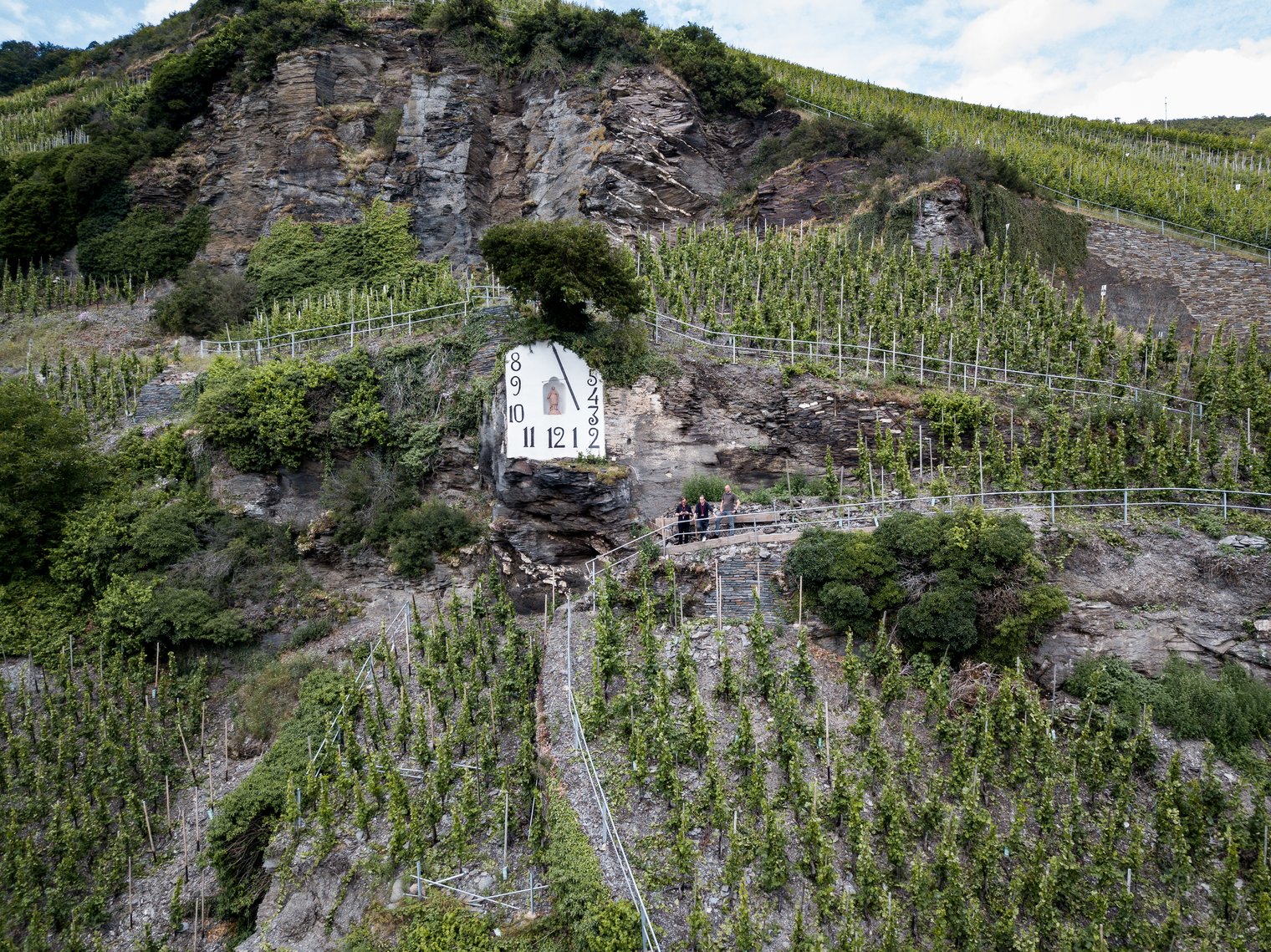 Wehlener Sonnenuhr im Schieferfelsen